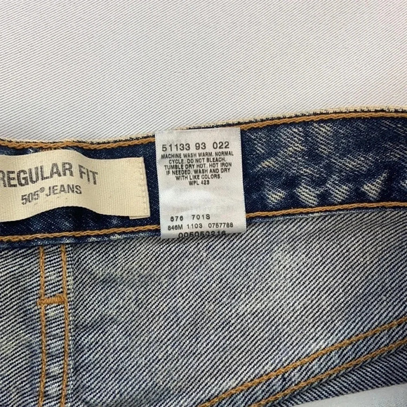 Levi’s 505 Women’s 31 Non Stretch Distressed Regular Fit Cut Off Denim Short - Picture 4 of 11